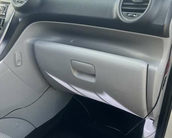 Сірий Кіа Каренс, об'ємом двигуна 2 л та пробігом 273 тис. км за 6300 $, фото 10 на Automoto.ua