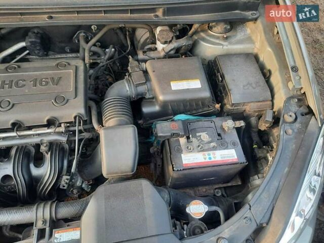 Серый Киа Каренс, объемом двигателя 2 л и пробегом 180 тыс. км за 6900 $, фото 3 на Automoto.ua