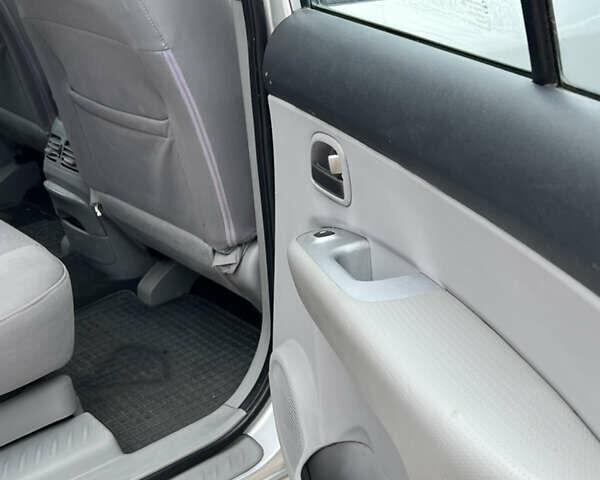 Сірий Кіа Каренс, об'ємом двигуна 1.9 л та пробігом 210 тис. км за 5500 $, фото 12 на Automoto.ua