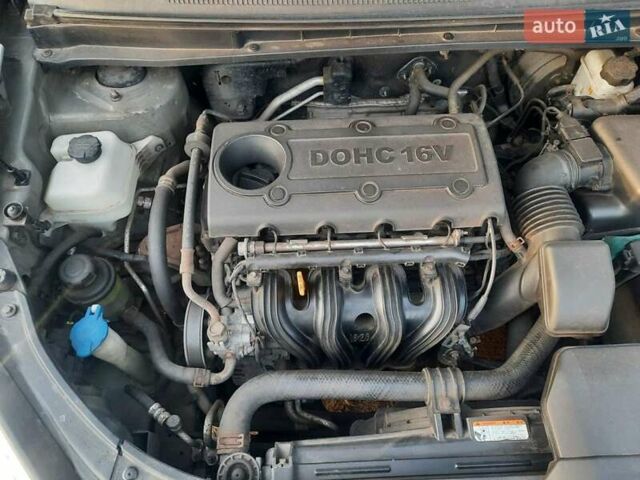 Серый Киа Каренс, объемом двигателя 2 л и пробегом 180 тыс. км за 6900 $, фото 2 на Automoto.ua