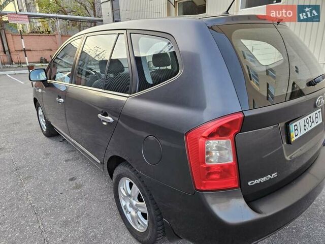 Серый Киа Каренс, объемом двигателя 2 л и пробегом 284 тыс. км за 5900 $, фото 3 на Automoto.ua