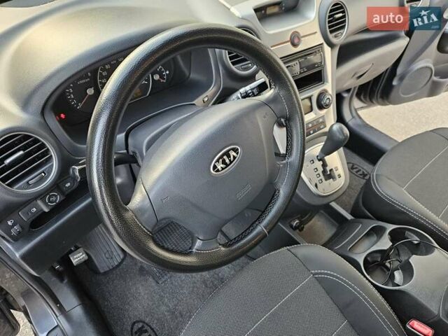 Серый Киа Каренс, объемом двигателя 2 л и пробегом 284 тыс. км за 5900 $, фото 7 на Automoto.ua