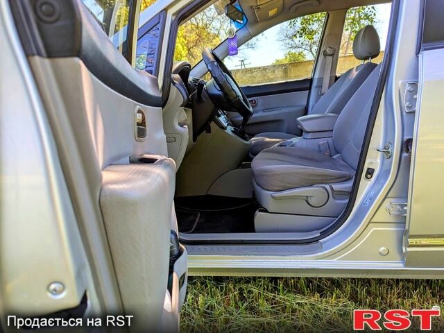 Сірий Кіа Каренс, об'ємом двигуна 2 л та пробігом 227 тис. км за 5250 $, фото 9 на Automoto.ua