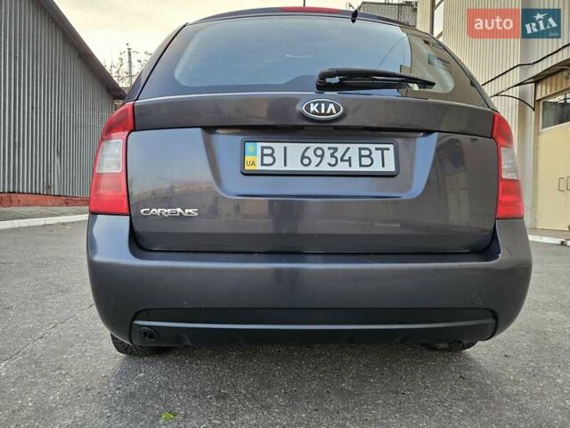 Серый Киа Каренс, объемом двигателя 2 л и пробегом 284 тыс. км за 5900 $, фото 4 на Automoto.ua