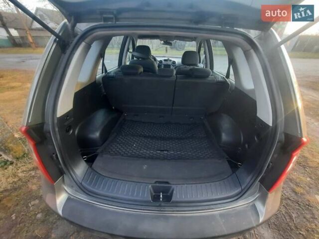 Серый Киа Каренс, объемом двигателя 2 л и пробегом 180 тыс. км за 6900 $, фото 6 на Automoto.ua