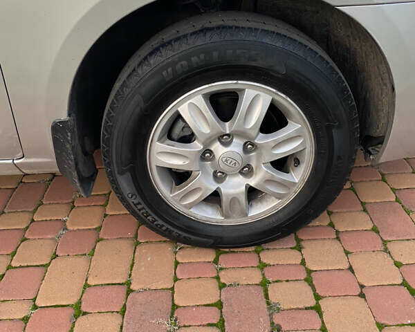 Серый Киа Каренс, объемом двигателя 2 л и пробегом 198 тыс. км за 6800 $, фото 16 на Automoto.ua