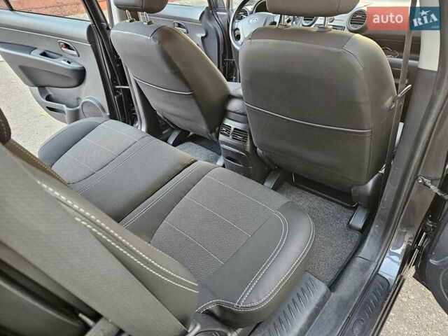 Серый Киа Каренс, объемом двигателя 2 л и пробегом 284 тыс. км за 5900 $, фото 9 на Automoto.ua