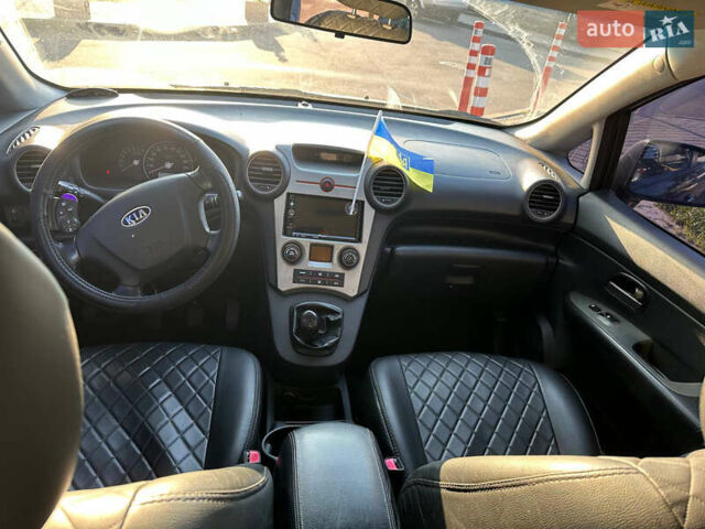 Серый Киа Каренс, объемом двигателя 2 л и пробегом 317 тыс. км за 4500 $, фото 7 на Automoto.ua