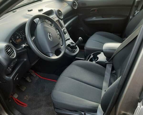 Серый Киа Каренс, объемом двигателя 2 л и пробегом 180 тыс. км за 6900 $, фото 7 на Automoto.ua