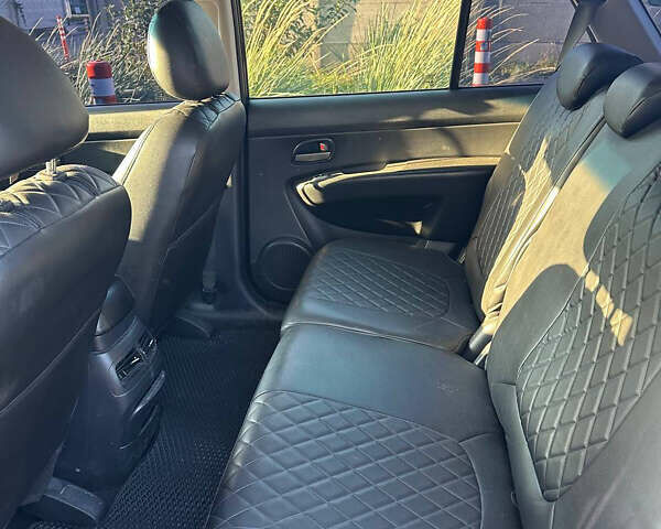 Серый Киа Каренс, объемом двигателя 2 л и пробегом 317 тыс. км за 4500 $, фото 5 на Automoto.ua