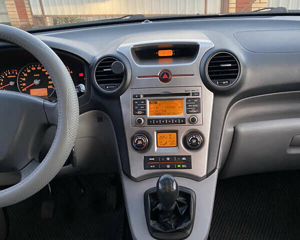 Серый Киа Каренс, объемом двигателя 2 л и пробегом 198 тыс. км за 6800 $, фото 7 на Automoto.ua