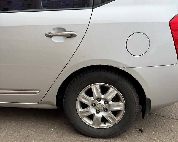 Серый Киа Каренс, объемом двигателя 2 л и пробегом 131 тыс. км за 8200 $, фото 5 на Automoto.ua