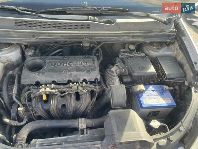 Сірий Кіа Каренс, об'ємом двигуна 2 л та пробігом 273 тис. км за 6300 $, фото 15 на Automoto.ua