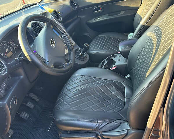 Серый Киа Каренс, объемом двигателя 2 л и пробегом 317 тыс. км за 4500 $, фото 6 на Automoto.ua