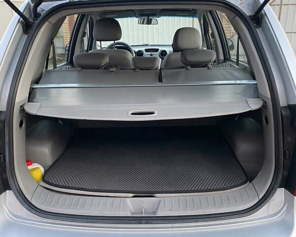 Серый Киа Каренс, объемом двигателя 2 л и пробегом 198 тыс. км за 6800 $, фото 15 на Automoto.ua