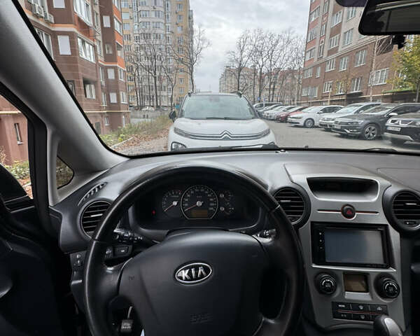 Серый Киа Каренс, объемом двигателя 2 л и пробегом 305 тыс. км за 5900 $, фото 9 на Automoto.ua