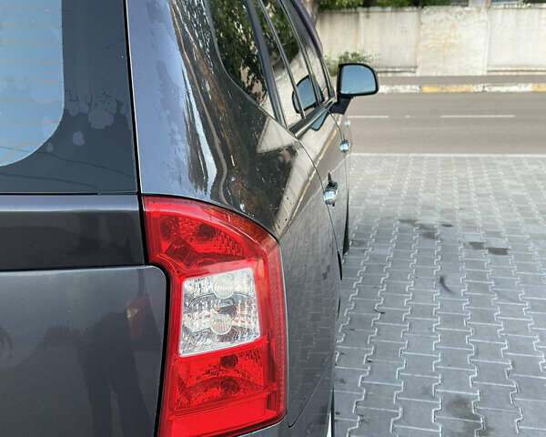 Серый Киа Каренс, объемом двигателя 2 л и пробегом 317 тыс. км за 4500 $, фото 4 на Automoto.ua