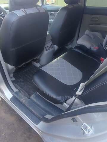 Серый Киа Каренс, объемом двигателя 2 л и пробегом 209 тыс. км за 6500 $, фото 13 на Automoto.ua