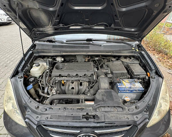 Серый Киа Каренс, объемом двигателя 2 л и пробегом 305 тыс. км за 5900 $, фото 12 на Automoto.ua