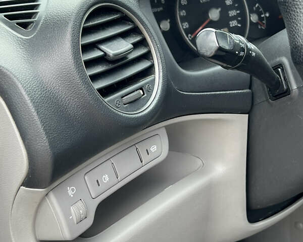 Сірий Кіа Каренс, об'ємом двигуна 1.9 л та пробігом 210 тис. км за 5500 $, фото 23 на Automoto.ua