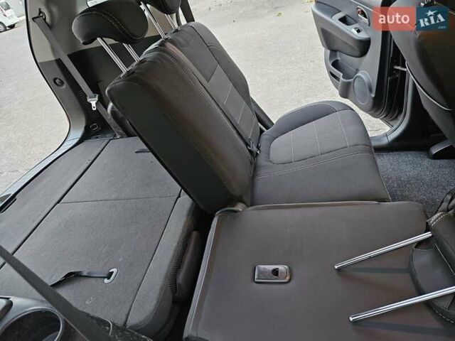 Серый Киа Каренс, объемом двигателя 2 л и пробегом 284 тыс. км за 5900 $, фото 10 на Automoto.ua