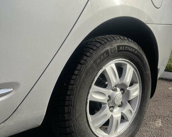 Сірий Кіа Каренс, об'ємом двигуна 2 л та пробігом 273 тис. км за 6300 $, фото 9 на Automoto.ua