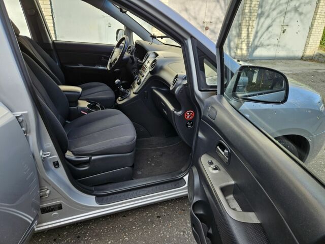 Серый Киа Каренс, объемом двигателя 2 л и пробегом 350 тыс. км за 2800 $, фото 13 на Automoto.ua