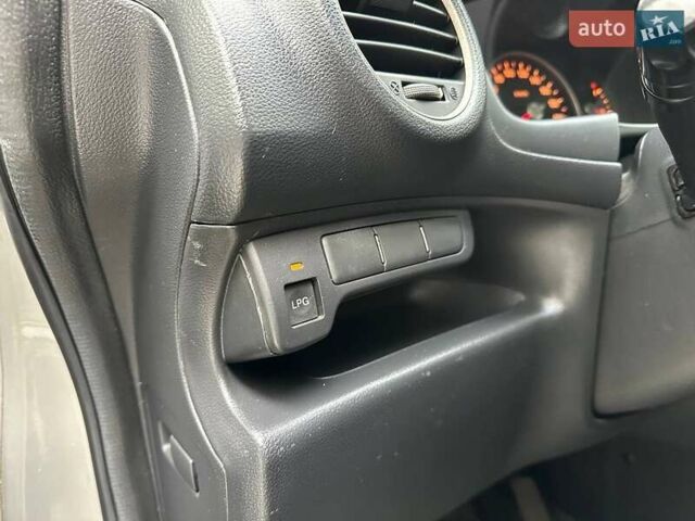 Сірий Кіа Каренс, об'ємом двигуна 2 л та пробігом 215 тис. км за 8990 $, фото 12 на Automoto.ua