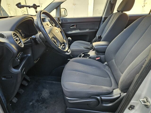 Серый Киа Каренс, объемом двигателя 2 л и пробегом 350 тыс. км за 2800 $, фото 9 на Automoto.ua