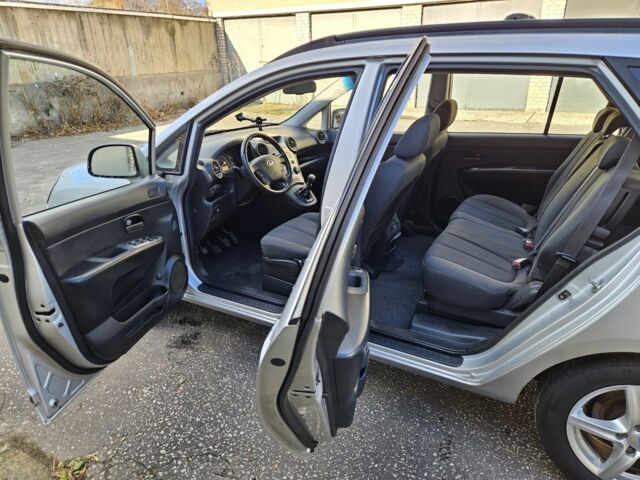 Серый Киа Каренс, объемом двигателя 2 л и пробегом 350 тыс. км за 2800 $, фото 6 на Automoto.ua