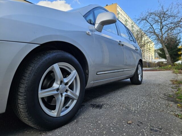 Серый Киа Каренс, объемом двигателя 2 л и пробегом 350 тыс. км за 2800 $, фото 5 на Automoto.ua