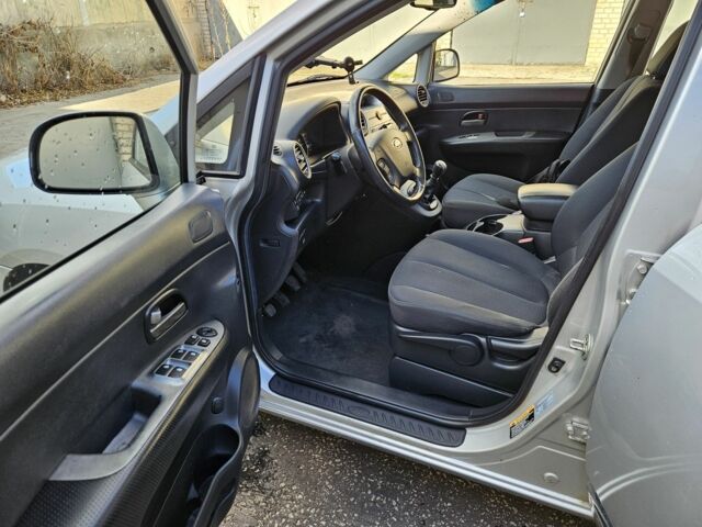 Серый Киа Каренс, объемом двигателя 2 л и пробегом 350 тыс. км за 2800 $, фото 8 на Automoto.ua