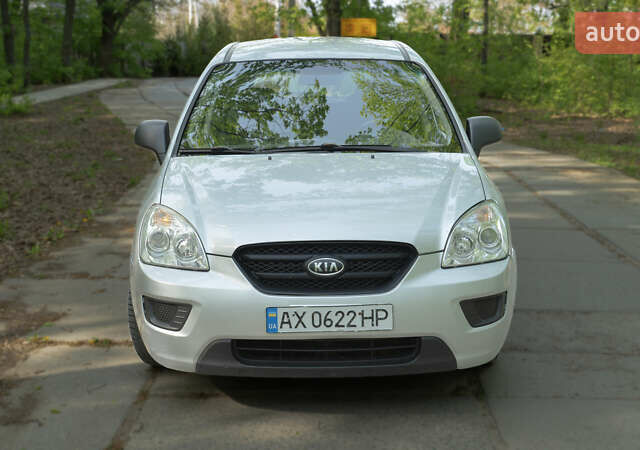 Серый Киа Каренс, объемом двигателя 2 л и пробегом 222 тыс. км за 3500 $, фото 1 на Automoto.ua