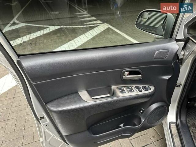 Сірий Кіа Каренс, об'ємом двигуна 2 л та пробігом 215 тис. км за 8990 $, фото 7 на Automoto.ua