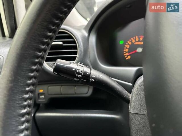 Сірий Кіа Каренс, об'ємом двигуна 2 л та пробігом 215 тис. км за 8990 $, фото 13 на Automoto.ua