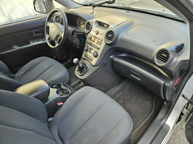 Серый Киа Каренс, объемом двигателя 2 л и пробегом 350 тыс. км за 2800 $, фото 14 на Automoto.ua