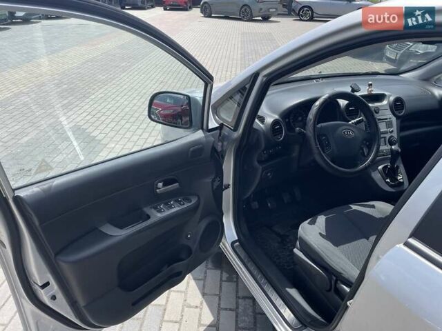 Серый Киа Каренс, объемом двигателя 2 л и пробегом 207 тыс. км за 5999 $, фото 12 на Automoto.ua