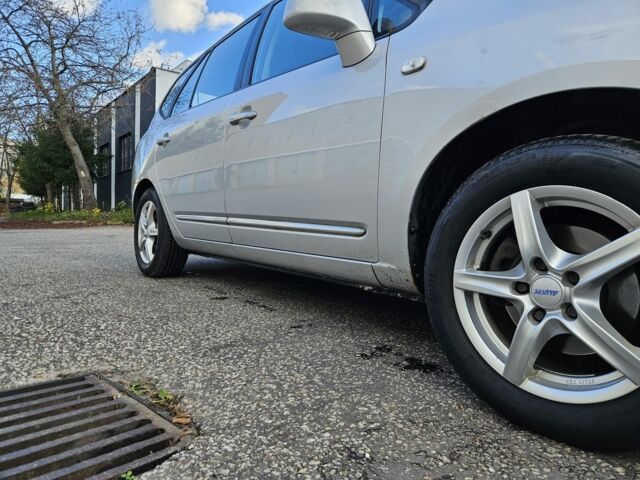 Серый Киа Каренс, объемом двигателя 2 л и пробегом 350 тыс. км за 2800 $, фото 4 на Automoto.ua