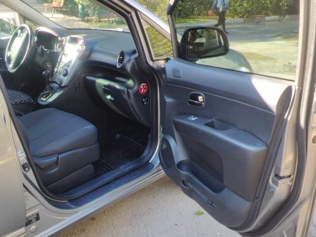 Сірий Кіа Каренс, об'ємом двигуна 2 л та пробігом 90 тис. км за 7700 $, фото 5 на Automoto.ua