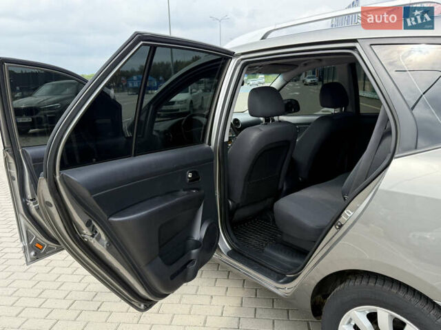Сірий Кіа Каренс, об'ємом двигуна 1.58 л та пробігом 265 тис. км за 7400 $, фото 38 на Automoto.ua