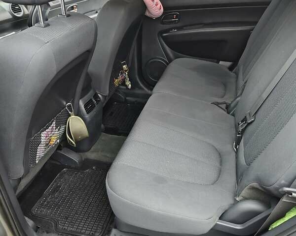 Серый Киа Каренс, объемом двигателя 2 л и пробегом 49 тыс. км за 10000 $, фото 6 на Automoto.ua