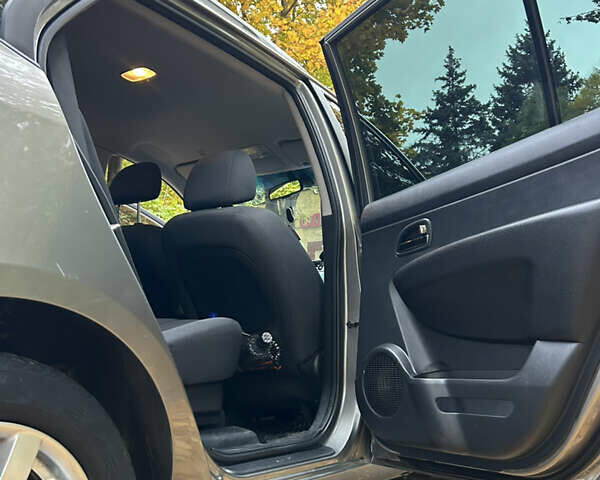 Серый Киа Каренс, объемом двигателя 1.58 л и пробегом 220 тыс. км за 8300 $, фото 15 на Automoto.ua