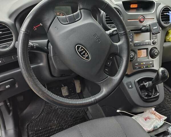 Серый Киа Каренс, объемом двигателя 2 л и пробегом 49 тыс. км за 10000 $, фото 7 на Automoto.ua