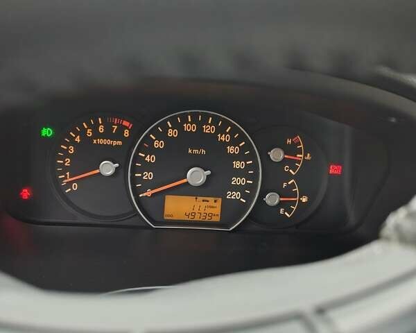 Серый Киа Каренс, объемом двигателя 2 л и пробегом 49 тыс. км за 10000 $, фото 5 на Automoto.ua