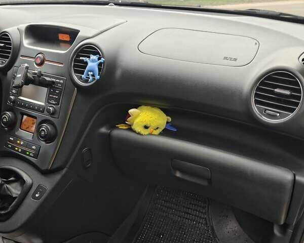 Серый Киа Каренс, объемом двигателя 2 л и пробегом 49 тыс. км за 10000 $, фото 1 на Automoto.ua