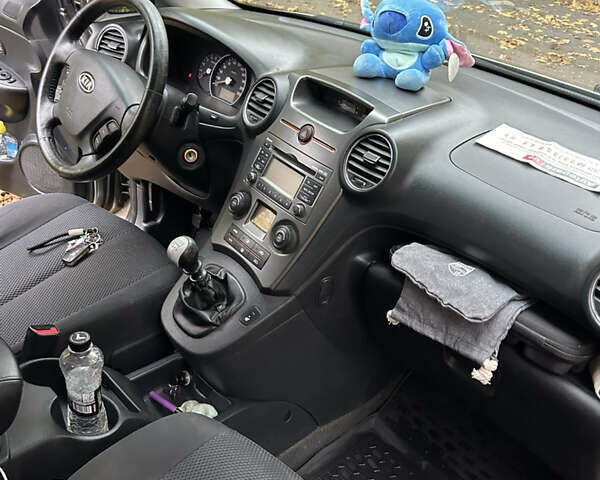 Серый Киа Каренс, объемом двигателя 1.58 л и пробегом 220 тыс. км за 8300 $, фото 18 на Automoto.ua