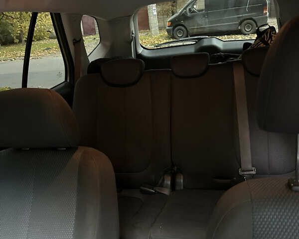 Серый Киа Каренс, объемом двигателя 1.58 л и пробегом 220 тыс. км за 8300 $, фото 12 на Automoto.ua