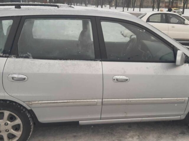 Серый Киа Каренс, объемом двигателя 1.6 л и пробегом 267 тыс. км за 4200 $, фото 1 на Automoto.ua