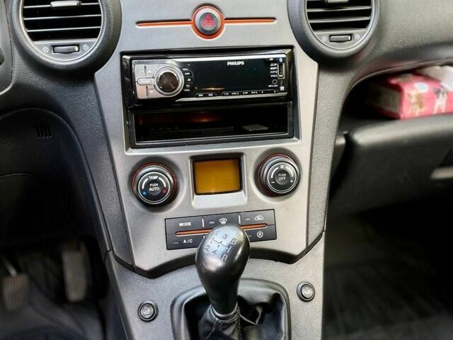 Сірий Кіа Каренс, об'ємом двигуна 2 л та пробігом 212 тис. км за 5500 $, фото 8 на Automoto.ua