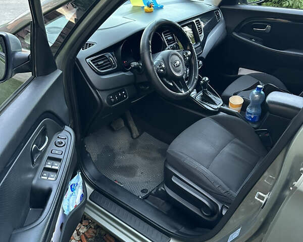 Сірий Кіа Каренс, об'ємом двигуна 1.69 л та пробігом 330 тис. км за 11300 $, фото 4 на Automoto.ua